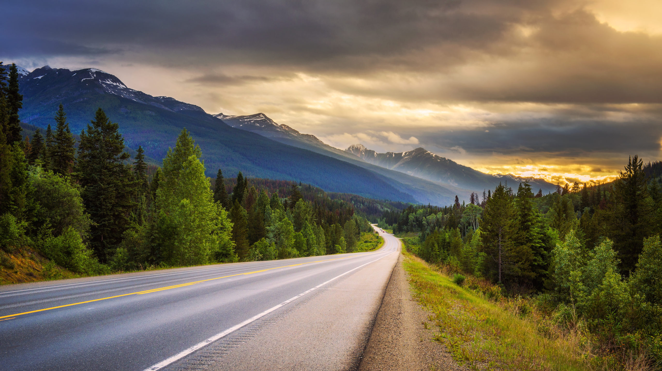 Путь д. Трасса Icefields Parkway, национальный парк Банф, Канада. Альберта Канада дорога в горы. Альберта, Канада, трасса ,леса и горы. Альберта Канада дорога в горы закат.