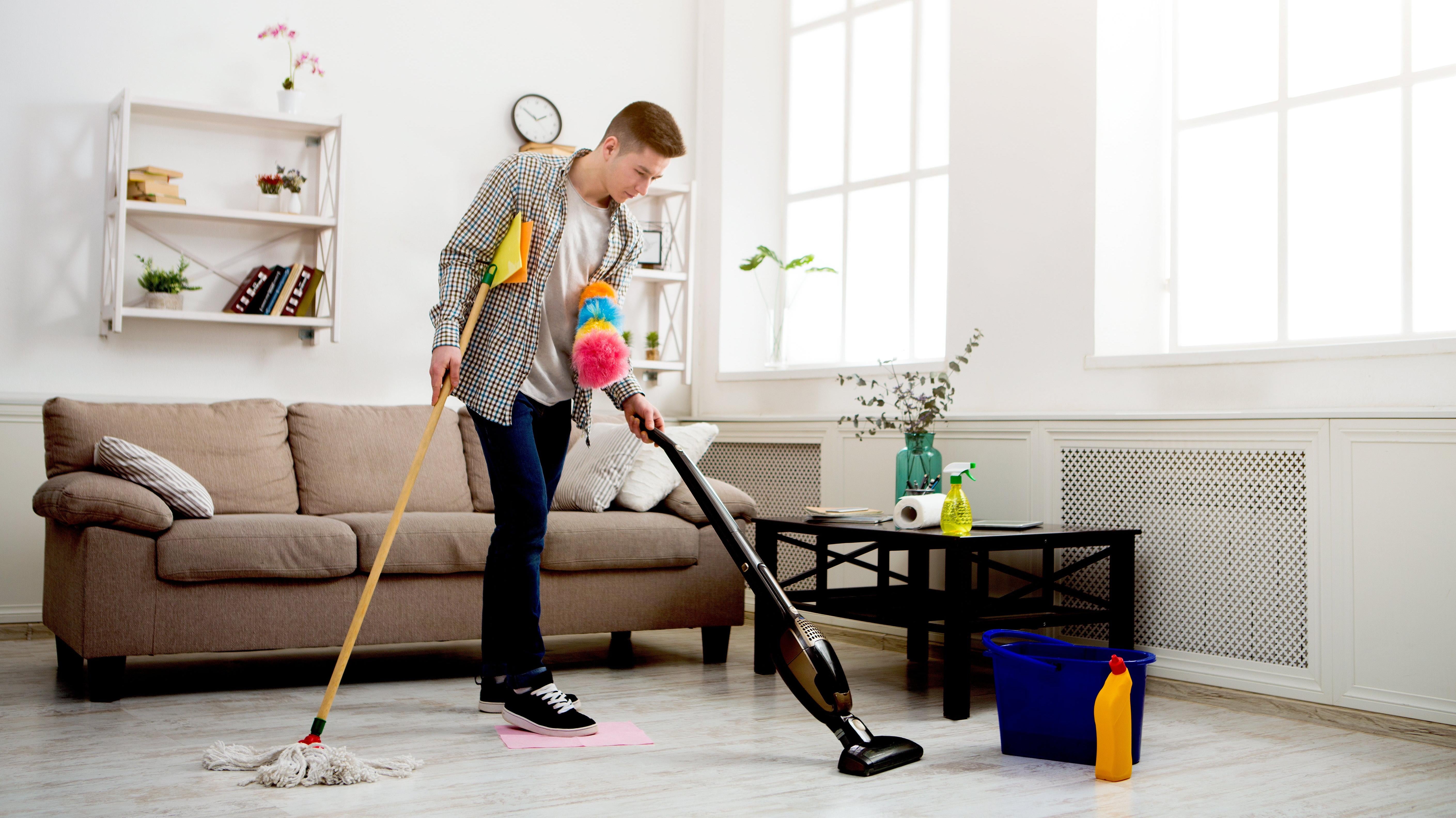 He cleans the room. Человек убирается. Человек убирается дома. Человек убирается Сток. Знаменитости о уборке.