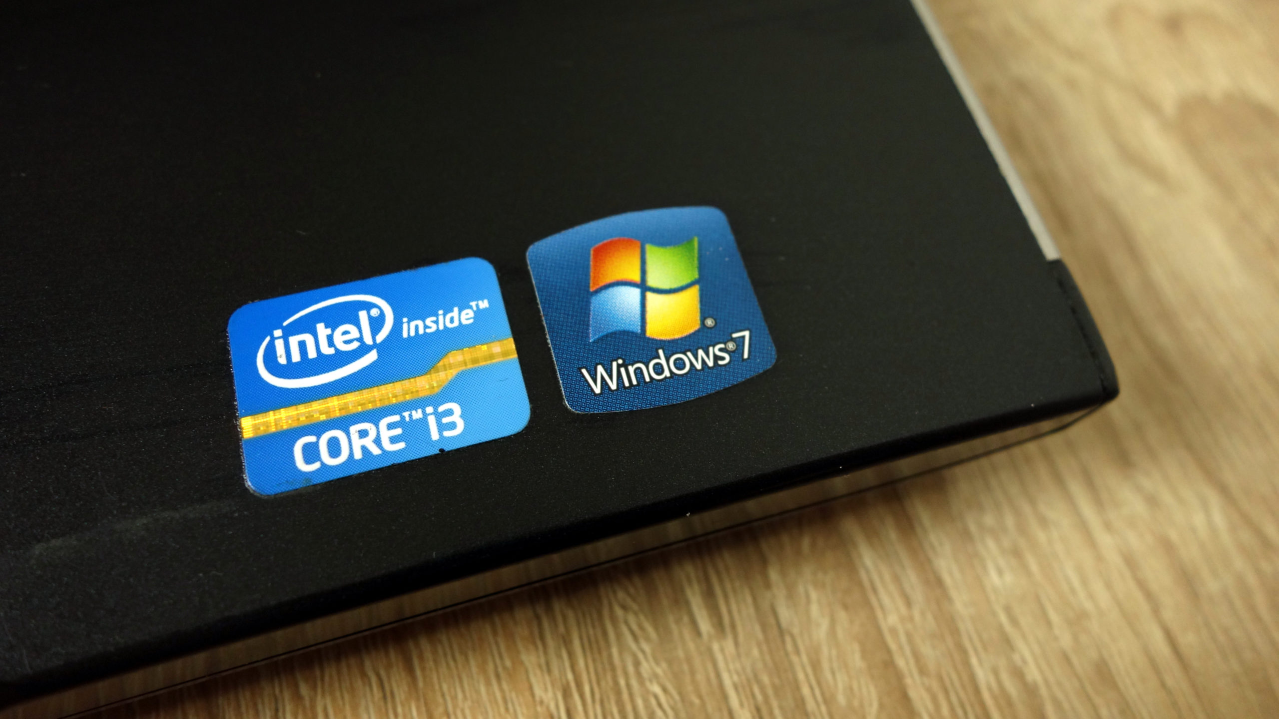 Windows 7 устарел. Наклейка Windows. Наклейка виндовс на ноутбуке. Ноутбук Windows 7. Windows Intel.