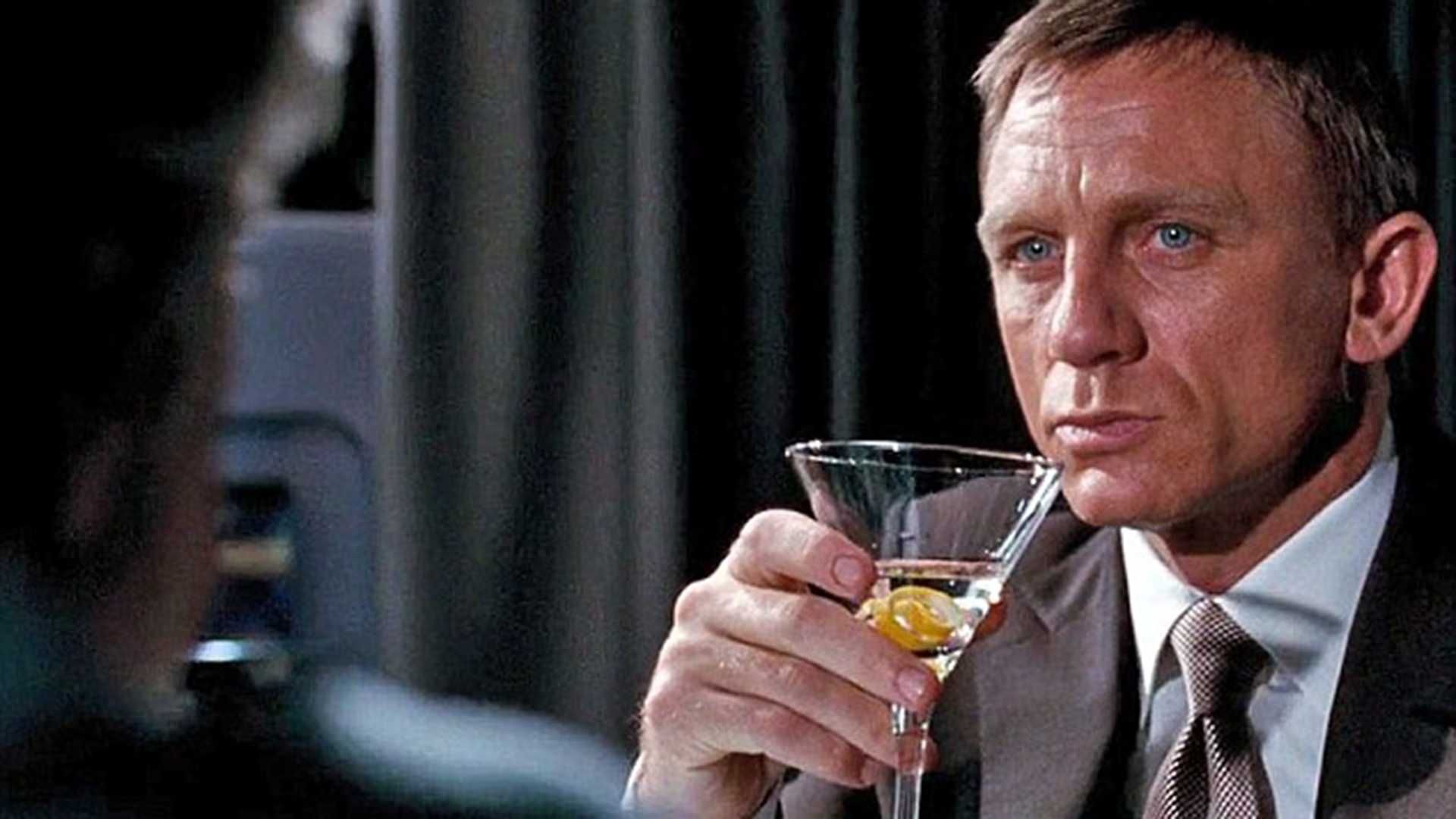 Коктейль агента 007. Дэниел Крейг Бонд водка мартини. Джеймс Бонд с мартини. Дэниел Крейг пьет мартини. Джеймс Бонд Крейг с мартини.