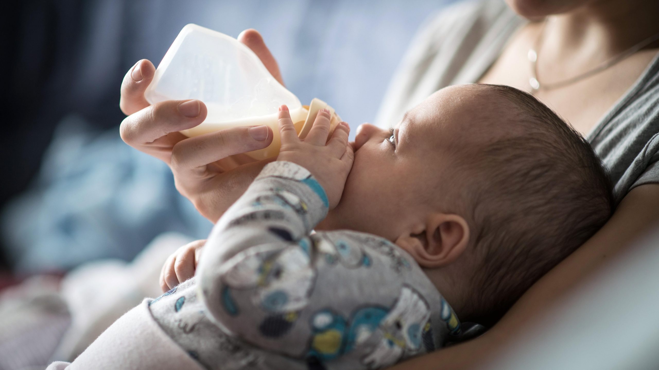 Off baby. Дополнительное вскармливание новорожденного. Кормление младенца. Начало жизни малыша. Новорожденные кормление грудью в роддоме на руках.