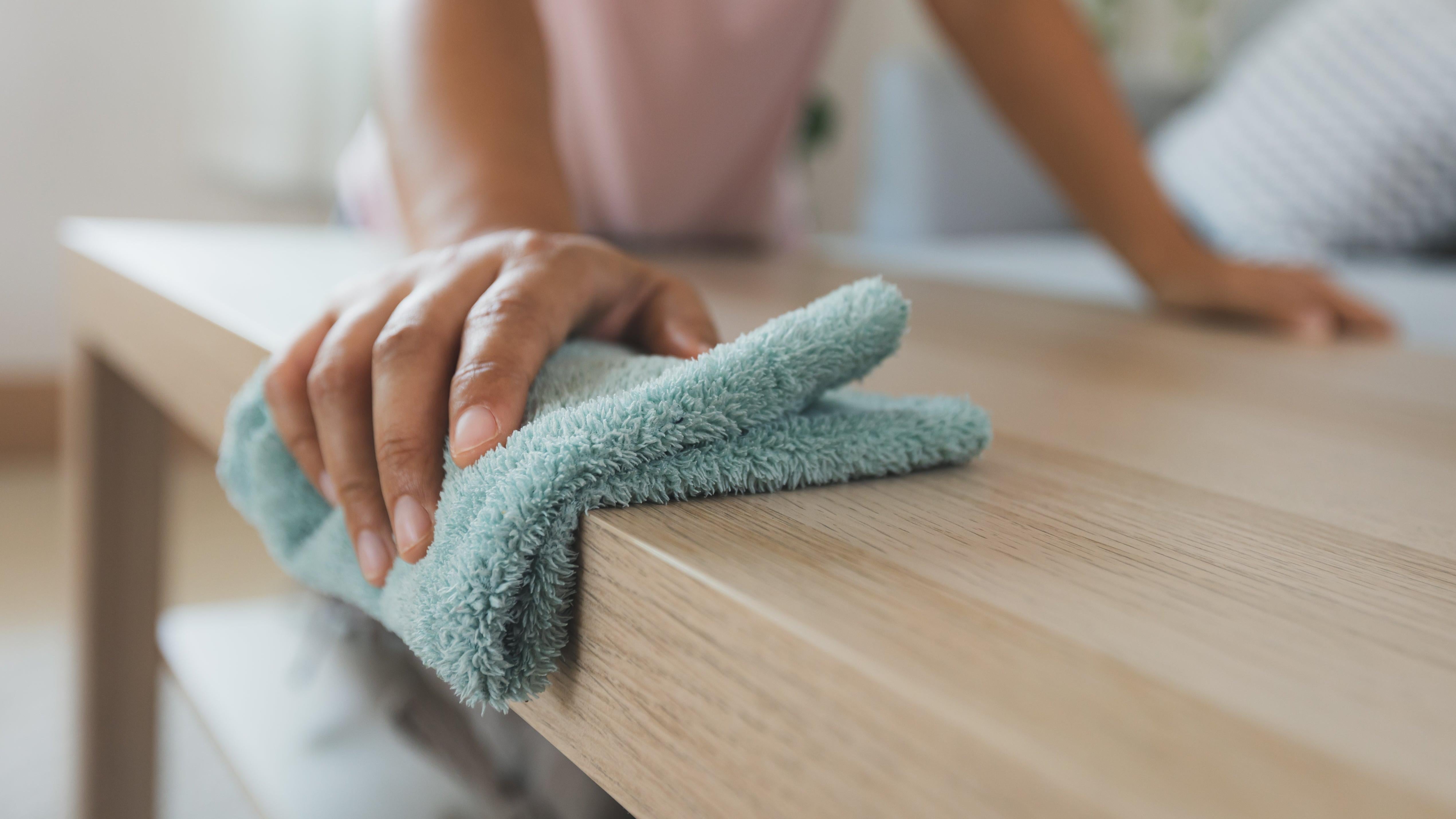 Вытирать стол во сне. Cleaning the Table. Протирать стол клином. A Table and a Washed Towel.